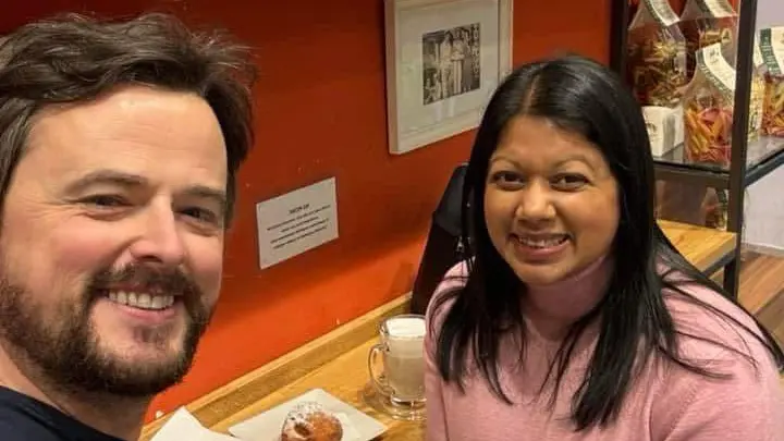 Kevin Gill con la moglie in un bar di Venezia