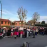 Il flash mob davanti alla scuola elementare di Campigo