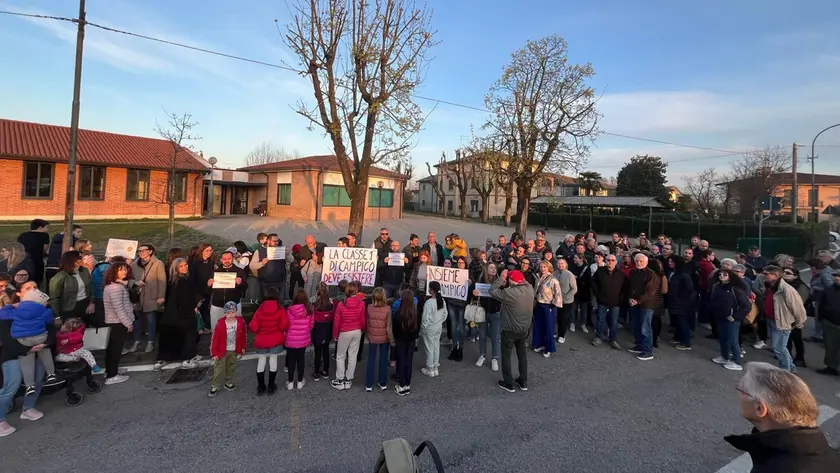 Il flash mob davanti alla scuola elementare di Campigo