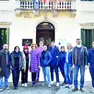 La preside Renata Moretti con un gruppo di docenti davanti all’ingresso del Besta di Treviso