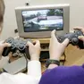 Due ragazzi mentre giocano ai videogiochi