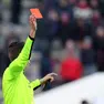 Un arbitro mostra il cartellino rosso