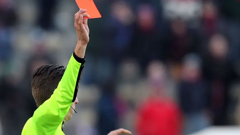 Un arbitro mostra il cartellino rosso