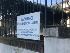 Il cartello affisso per i ladri dopo il terzo furto subito