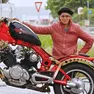 Liliana Resinovich fotografata dal marito accanto a una moto durante una vacanza
