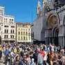 Venezia invasa dai turisti. Sulla regolamentazione degli affitti brevi stop del Consiglio di Stato ai Comuni