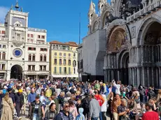 Venezia invasa dai turisti. Sulla regolamentazione degli affitti brevi stop del Consiglio di Stato ai Comuni