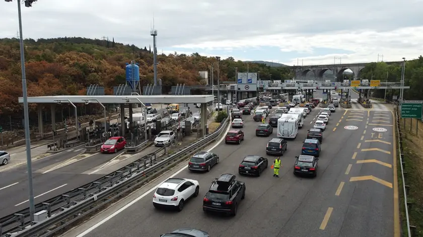Auto in fila al casello del Lisert in una foto di repertorio