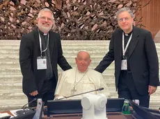 Papa Francesco con (a destra) il nuovo vescovo di Vittorio Veneto Riccardo Battocchio