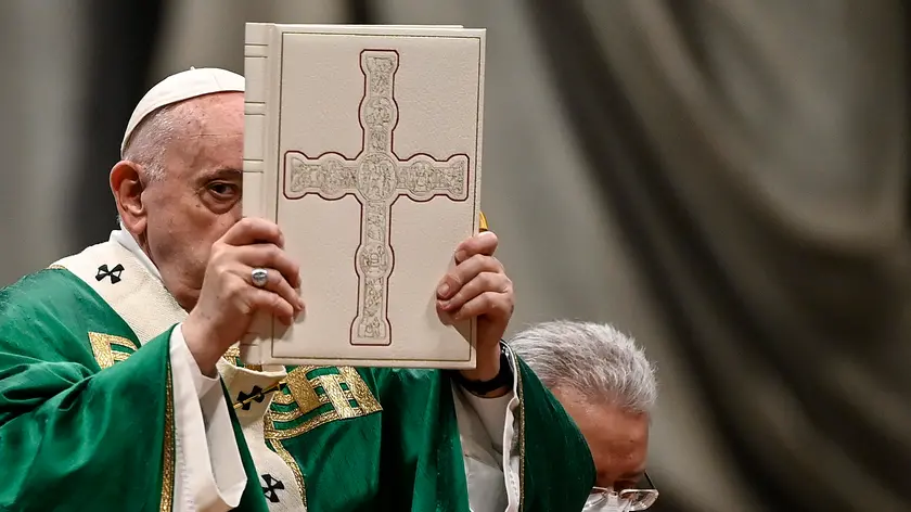 Papa Francesco nella basilica di San Pietro (Ansa)
