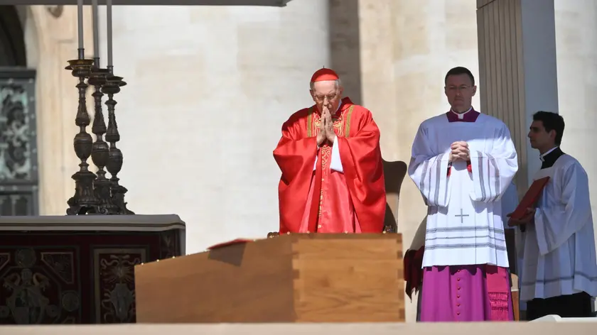 Il cardinale Giovanni Battista Re durante la celebrazione delle esequie di Papa Francesco