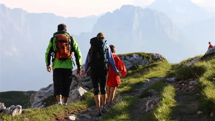 Turisti in escursione sulle Dolomiti durante l’estate