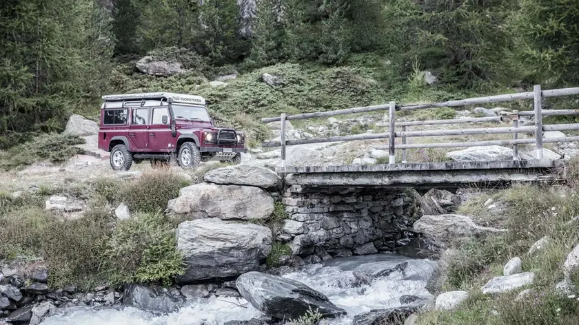 Una jeep lungo un sentiero in montagna