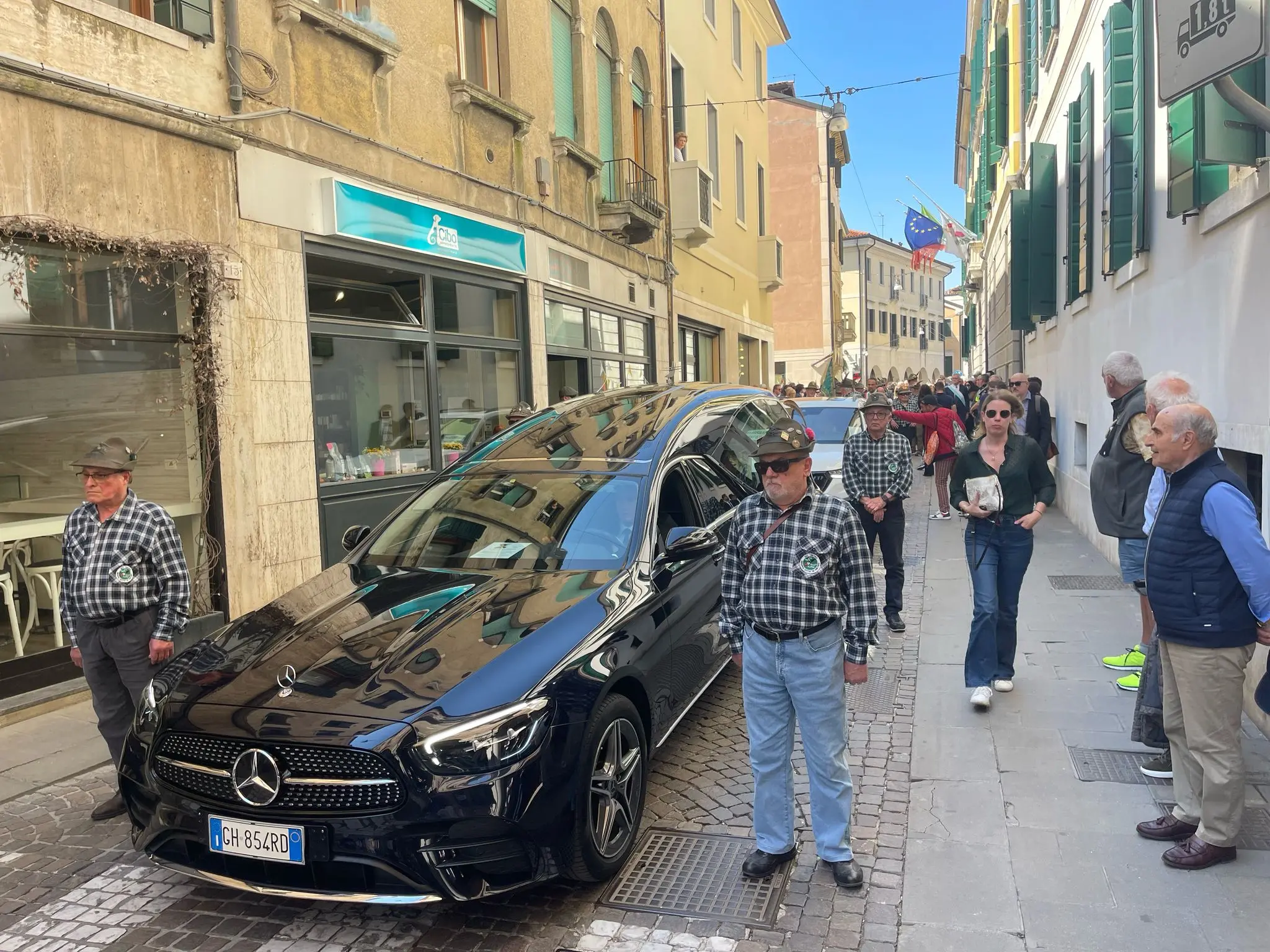 La testa del corteo funebre lascia Ca' Sugana