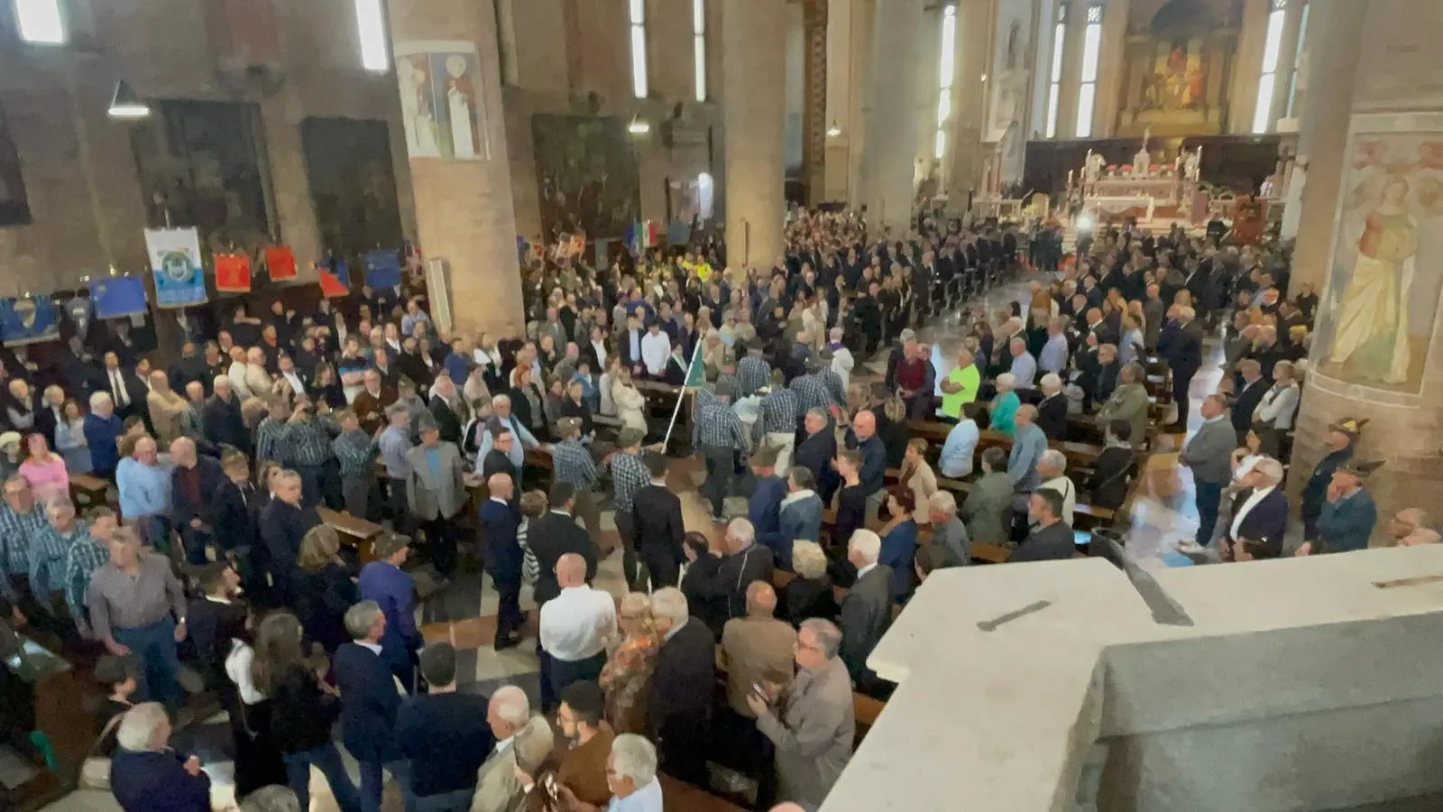 L'ingresso del feretro di Gentilini nel Tempio di San Nicolò (foto Enrico Colussi/Fotofilm)