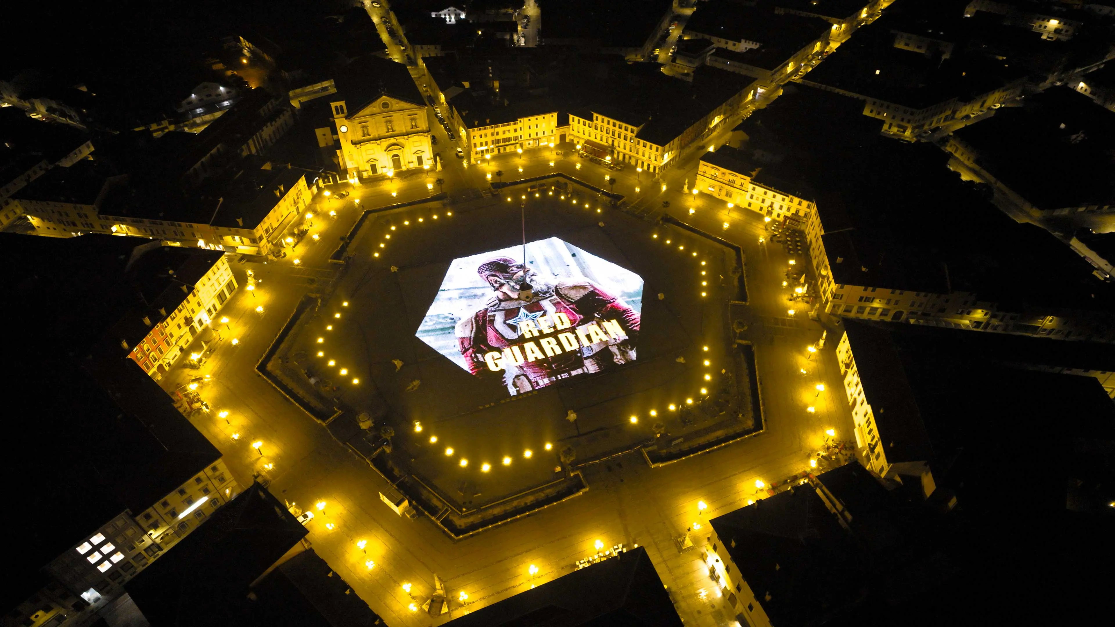 Uno dei personaggi proiettati nella piazza principale della città