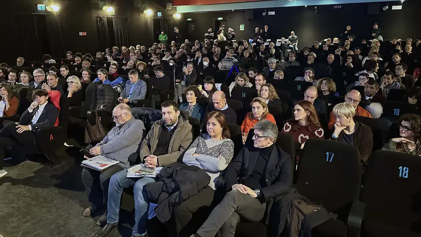 Un'assemblea del centrosinistra al cinema Multiastra di Padova (foto Bianchi)