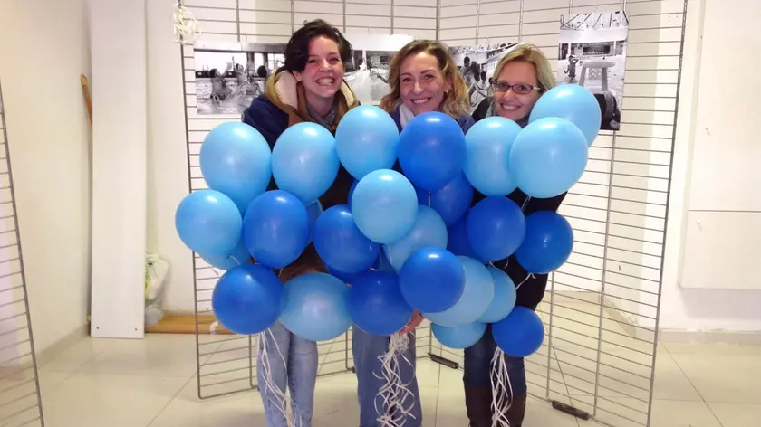 Palloncini blu per supportare le famiglie con bimbi autistici