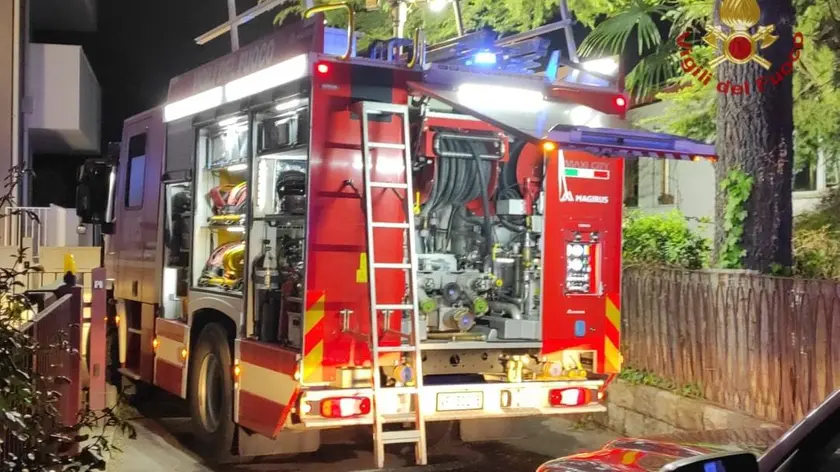 Le operazioni di spegnimento dell’incendio dei vigili del fuoco (foto d'archivio)