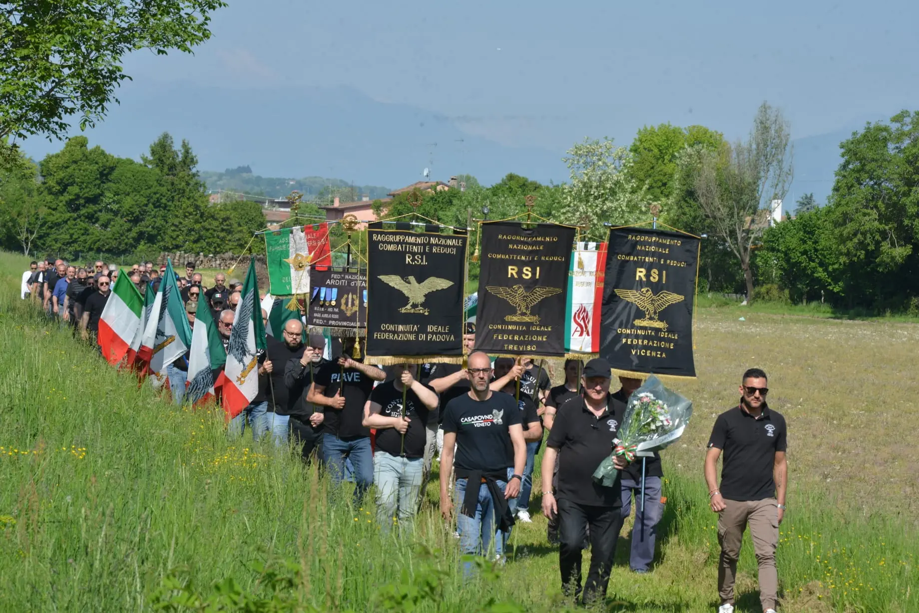Il corteo dei neofascisti di Continuità ideale a Ponte della Priula