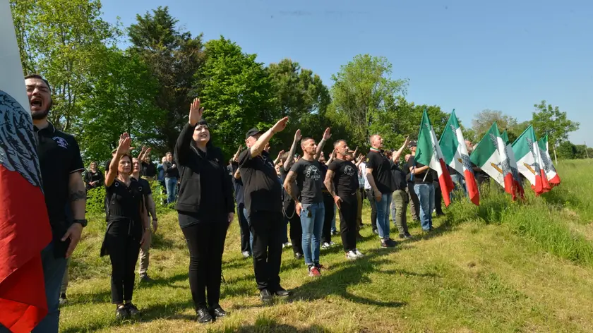 Il saluto romano durante la commemorazione