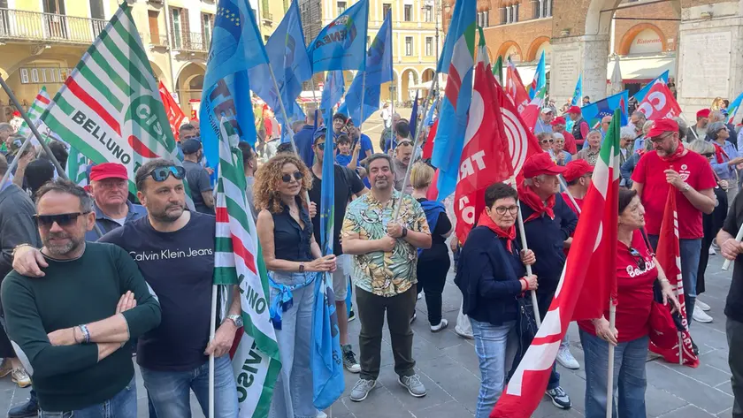 La manifestazione in piazza dei Signori in occasione della festa dei lavoratori il 1° maggio 2025