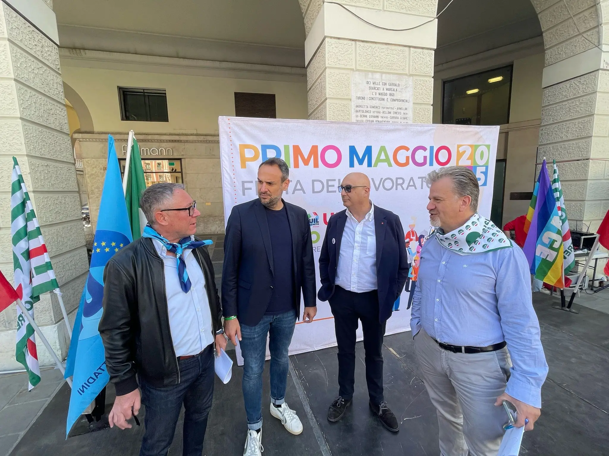 I rappresentanti di Cgil, Cils e Uil di Treviso con il sindaco Mario Conte durante la manifestazione in piazza dei Signori il 1° maggio