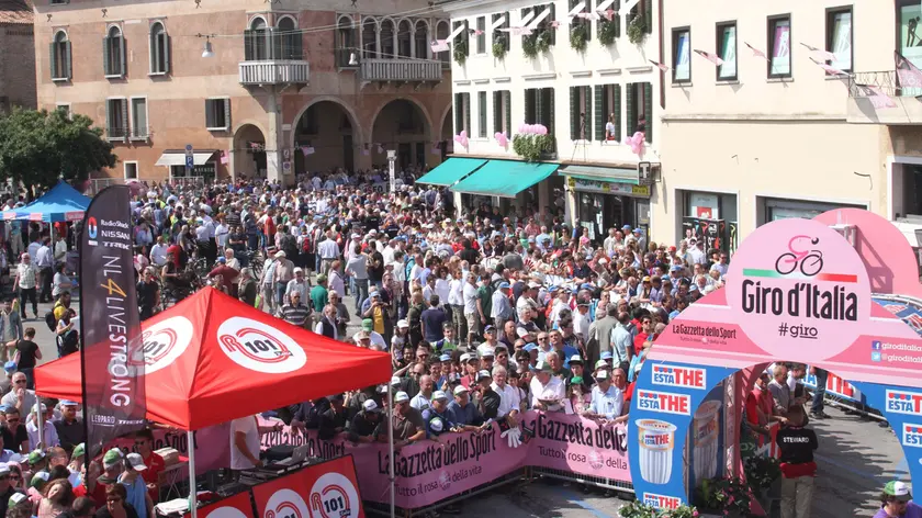 Una partenza del Giro da piazza del Grano a Treviso