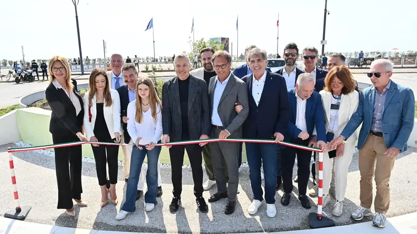 Il taglio del nastro della nuova rotatoria. Foto Petrussi