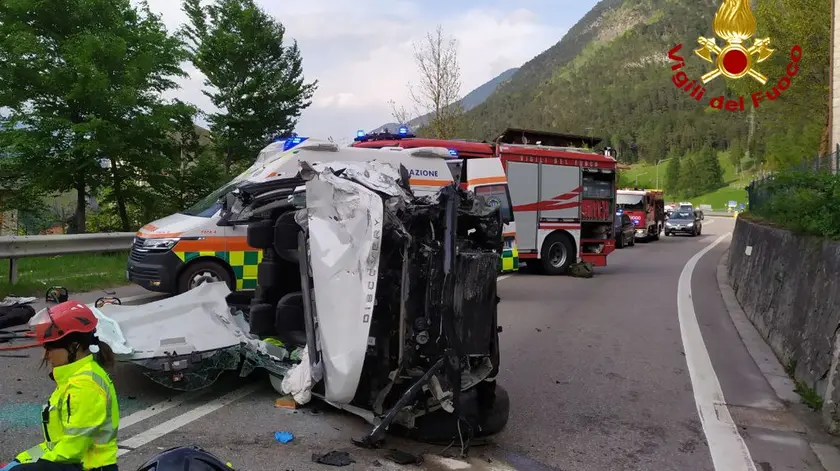 L'incidente a Caralte di Perarolo in cui ha perso la vita un motociclista e cinque persone sono rimaste ferite