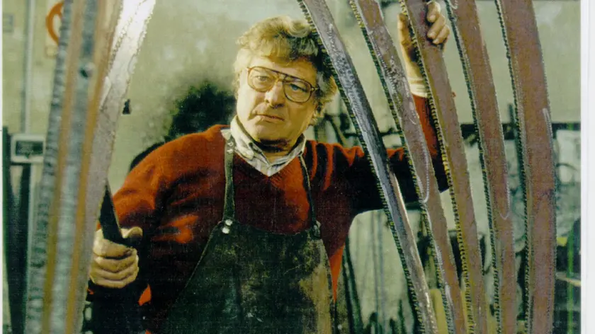 Lo scultore Simon Benetton nel suo laboratorio