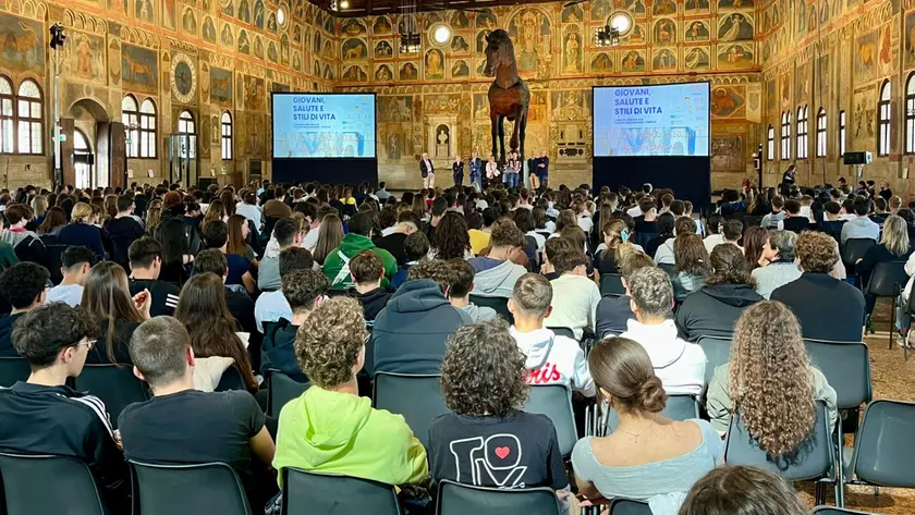 La platea dei giovani a Palazzo della Ragione