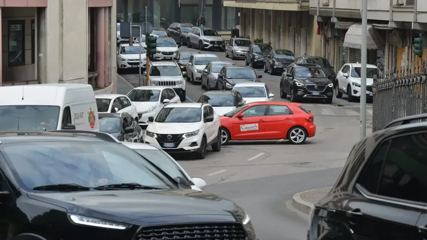 Lavori degli alpini, caos viabilità a Conegliano. I commercianti contro il Comune