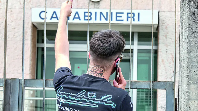 Un amico di Lorenzo Cristea fuori dalla caserma dei carabinieri di Castelfranco