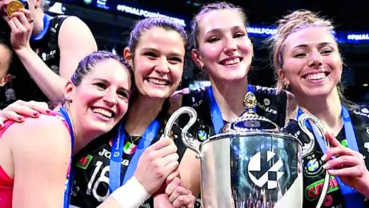 Al centro Chirichella e Lubian stringono la coppa della Champions