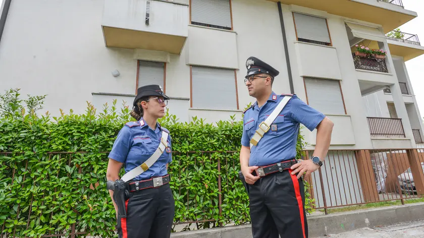 I carabinieri davanti all’appartamento di Margherita Ceschin, in via 28 aprile