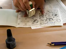 Una tessera elettorale timbrata da un presidente di seggio