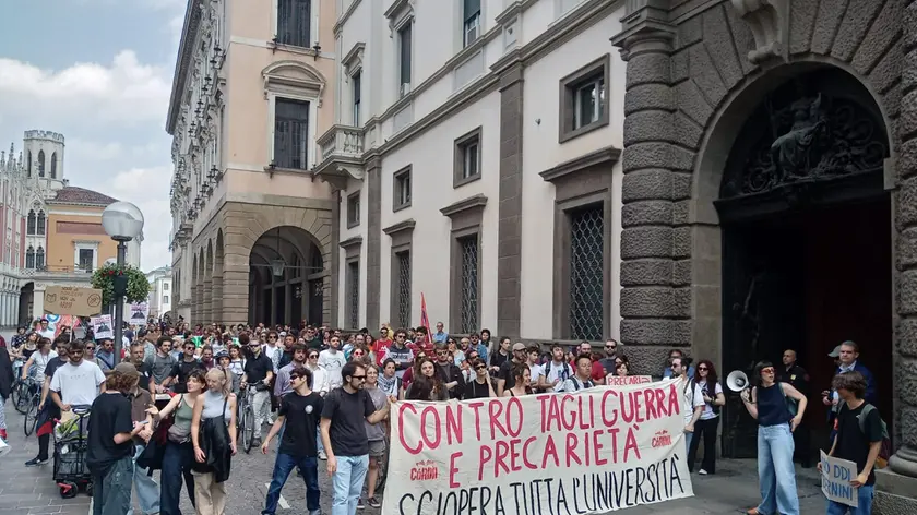 Il corteo dei precari dell'università a Padova