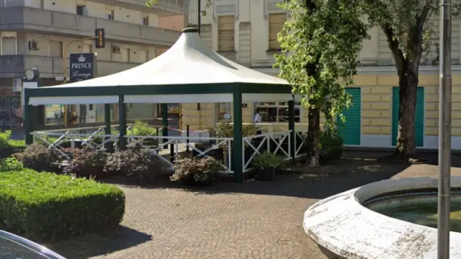 Il Prince Lounge Bar in piazza Rigo a Spresiano scenario il 31 maggio 2022 di una violenza rissa