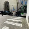 L'auto parcheggiata in divieto all'imbocco di via Indipendenza ha bloccato il passaggio di una corriera Mom