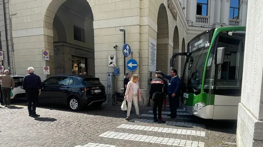 L'auto parcheggiata in divieto all'imbocco di via Indipendenza ha bloccato il passaggio di una corriera Mom