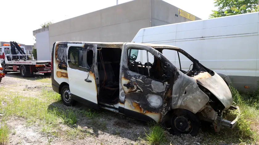 Il furgone andato a fuoco