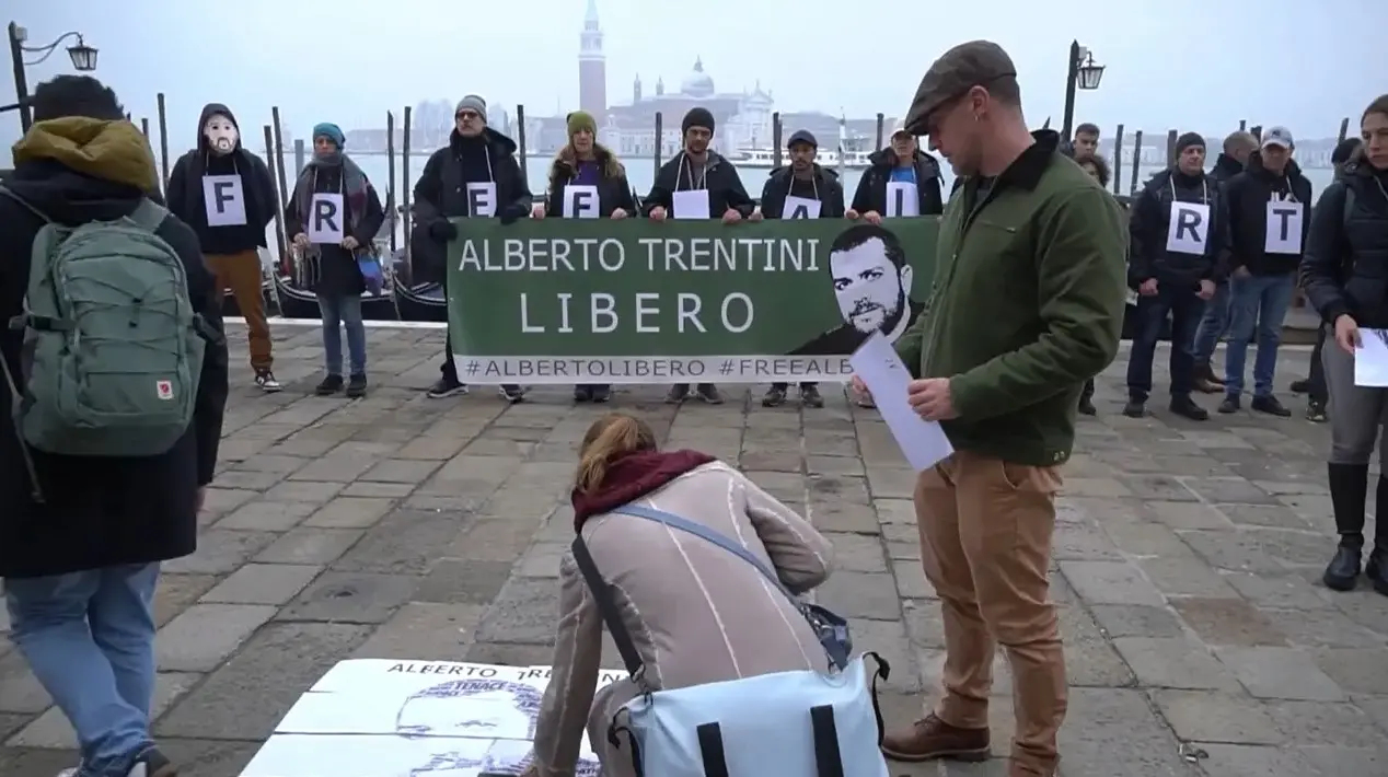 Una manifestazione per la liberazione di Alberto Trentini