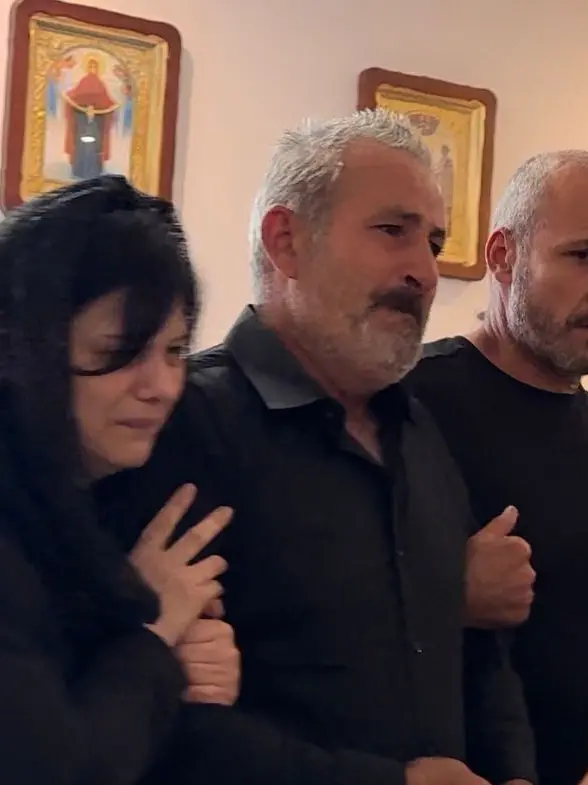 Il dolore dei genitori al funerale di Lorenzo Cristea