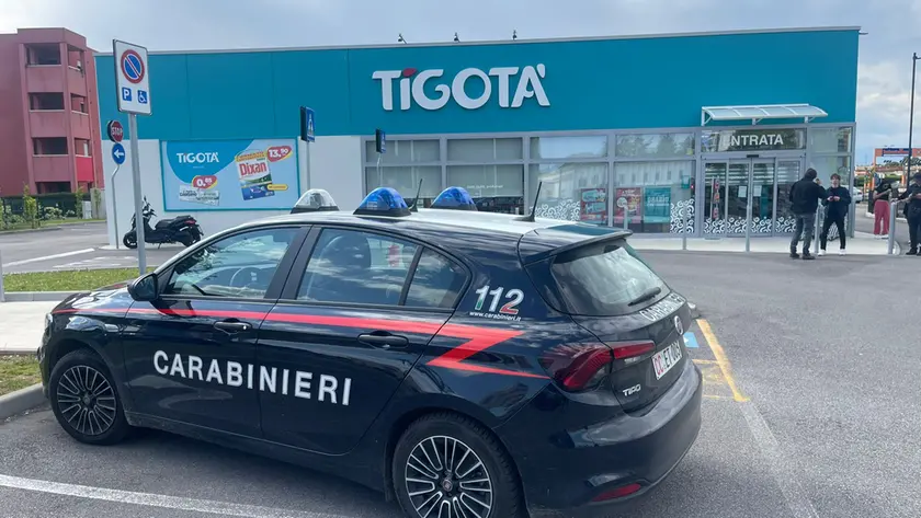 L'intervento dei carabinieri al Tigotà