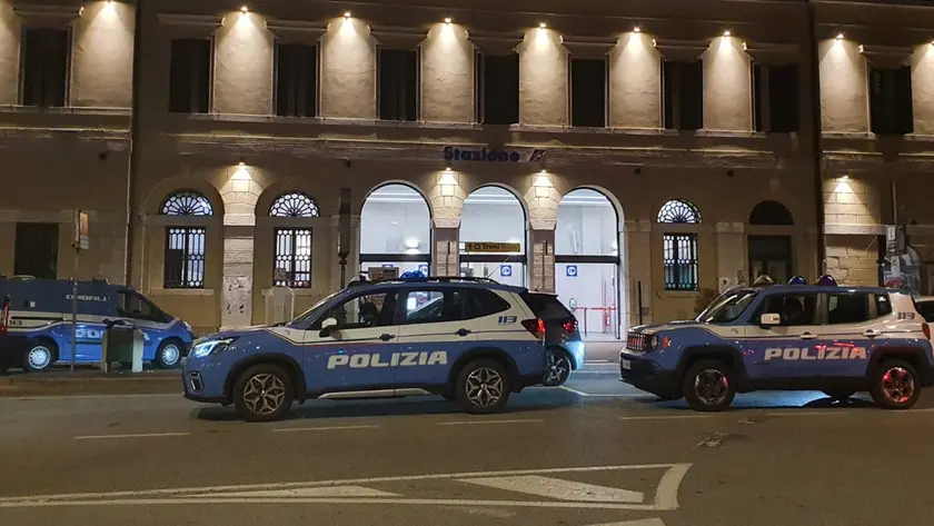 Volanti della polizia presidiano la stazione di Conegliano