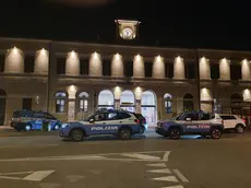 Volanti della polizia presidiano la stazione di Conegliano