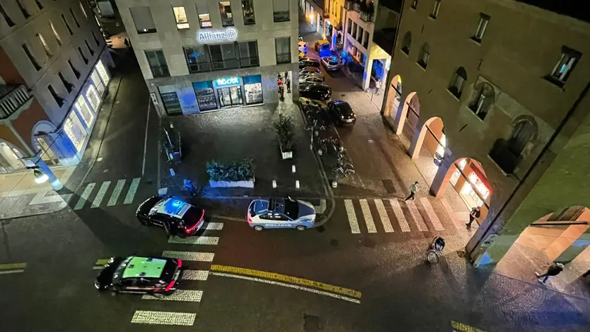 Le forze dell'ordine intervenute dopo il parapiglia scoppiato in via Collalto
