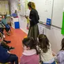 Una maestra d’asilo tra i bambini