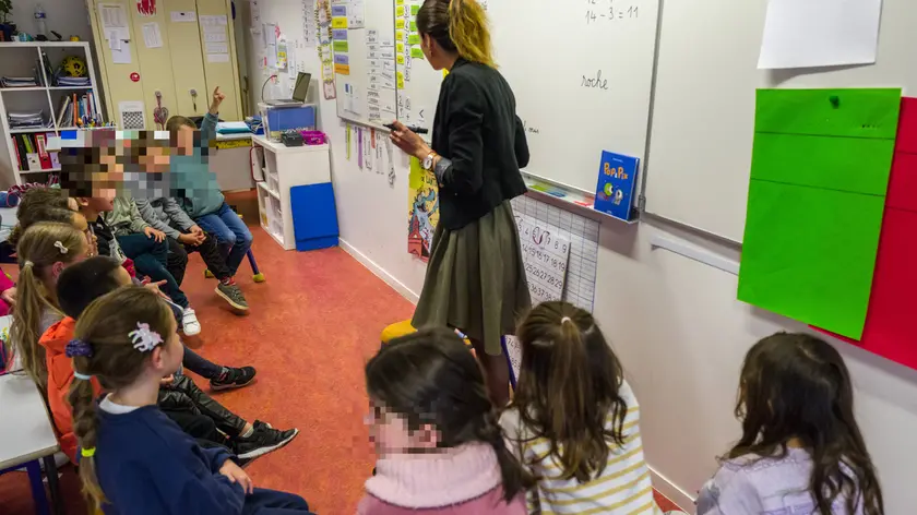 Una maestra d’asilo tra i bambini